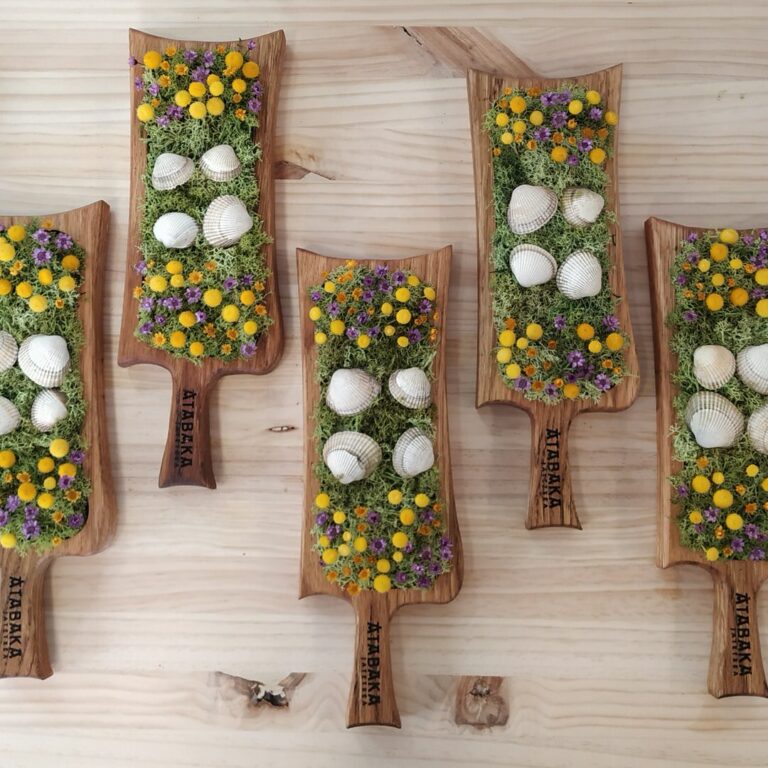 Atabakas decoradas con musgo y flor preservada