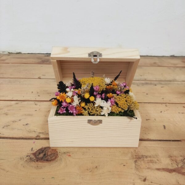 Caja de flores preservadas.